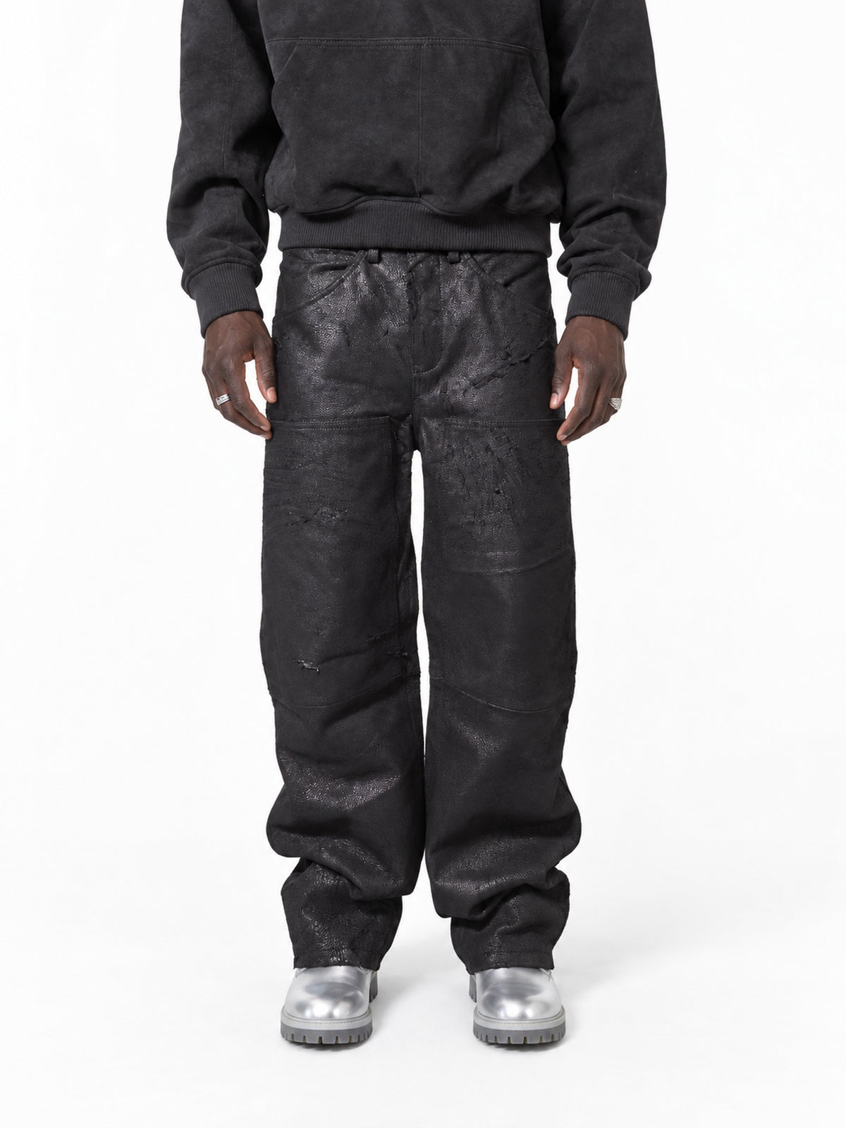 Black Straight Buffalo Leather Pants – Model-Vorderansicht mit Black Wild Hoodie und silbernen Boots