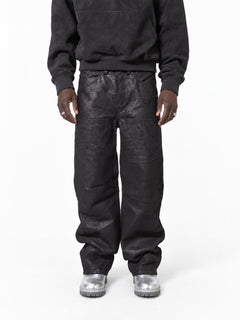 Black Straight Buffalo Leather Pants – Model-Vorderansicht mit Black Wild Hoodie und silbernen Boots