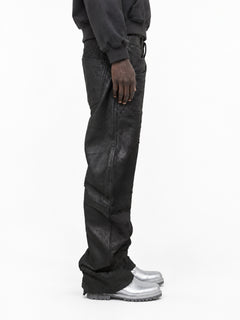 Black Straight Buffalo Leather Pants – Model-Seitenansicht mit Black Wild Hoodie und silbernen Boots