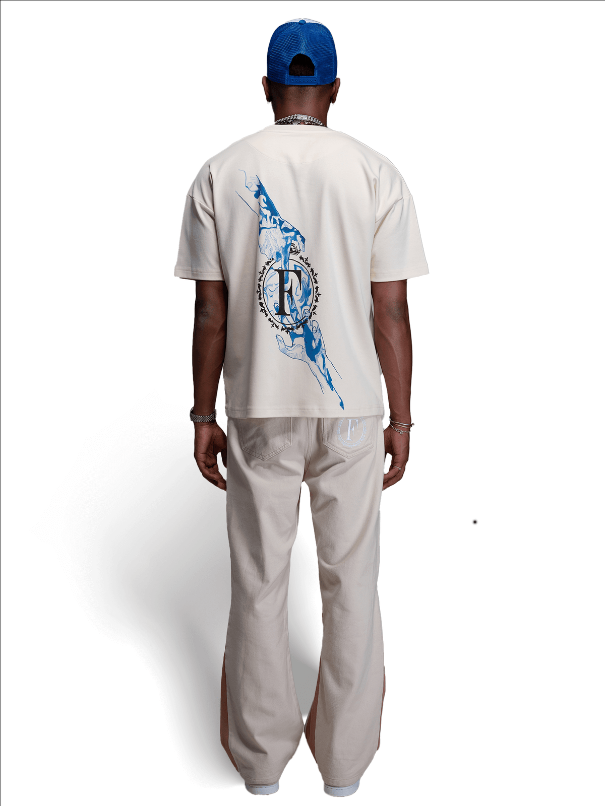 Connecting Hands Artwork T-Shirt – FINELLI oversized t-shirt, front view